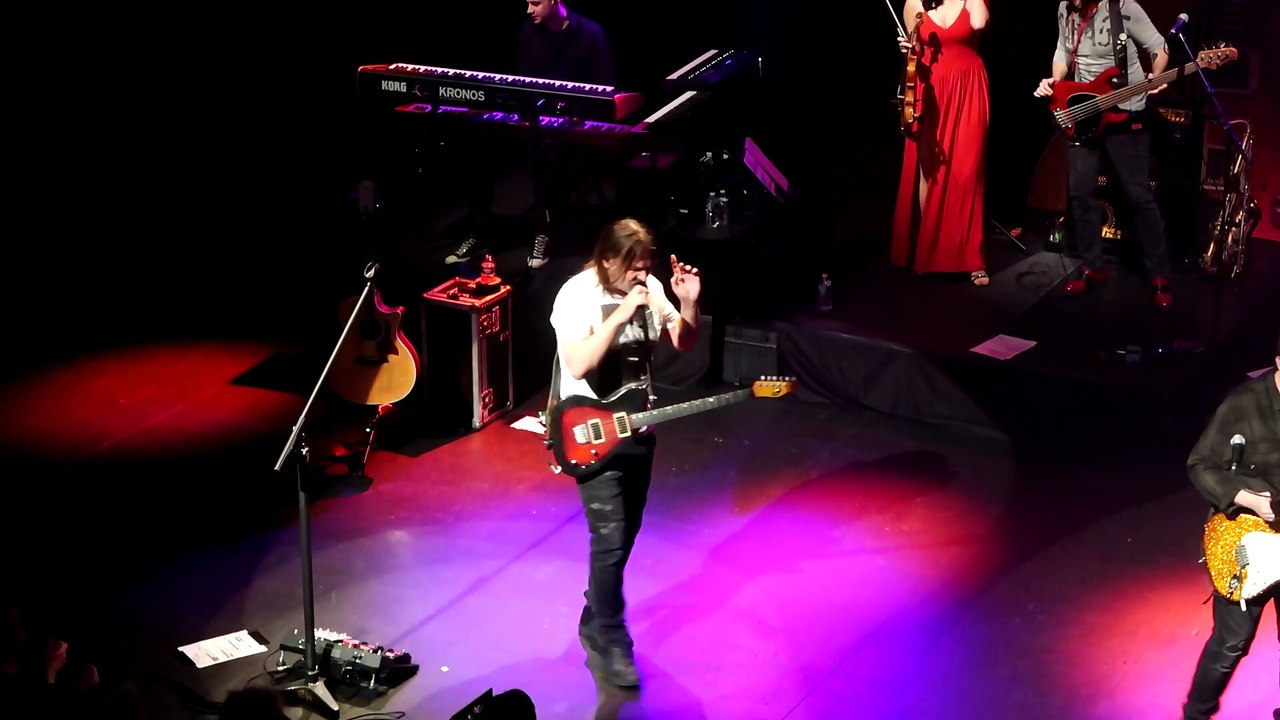 1 minute de Genesis avec Ray Wilson, le successeur de Phil Collins