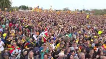 Líder catalán Puigdemont se da un baño de masas a las puertas de España