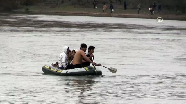 Yunan askerinin geçişlerine izin vermediği düzensiz göçmenler nehir ortasında kaldı - EDİRNE