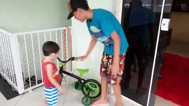 APRENDENDO A ANDAR DE BICICLETA Învățând să mergi cu bicicleta Learning to ride a bike