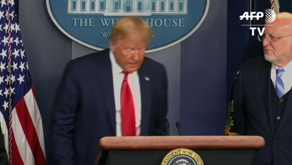 Trump llama a la calma tras primera muerte por el coronavirus en EEUU