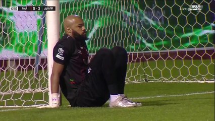 Rais M'Bolhi s'assoit en plein match face à Abha
