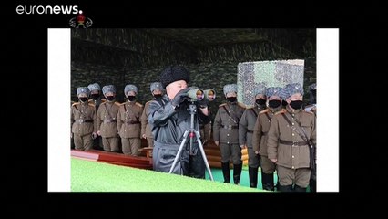 شاهد: ضباط "مقنعون" يحيطون بزعيم كوريا الشمالية أثناء إشرافه على مناورات للجيش