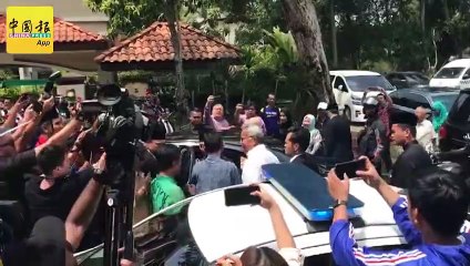 ◤慕尤丁任相◢ “Hidup Tan Sri！” 慕尤丁抵家门 支持者热烈欢迎