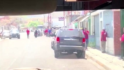 Venezuela'da Guaido'yu protesto eden grup ve taraftarları arasında arbede yaşandı