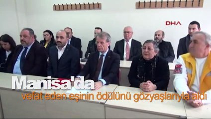 Vefat eden eşinin ödülünü gözyaşlarıyla aldı