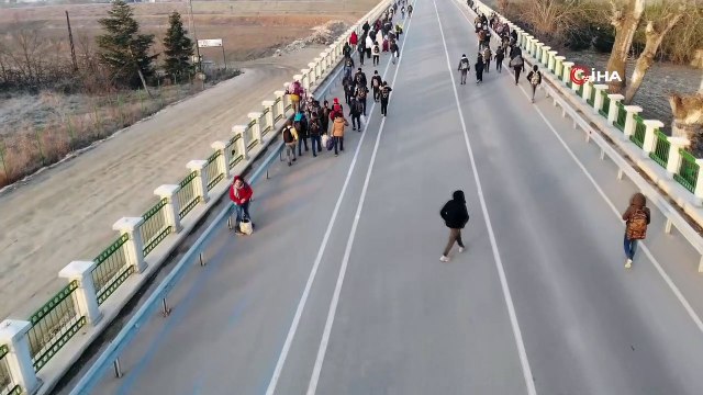 Göçmenler akın akın sınıra ilerliyor