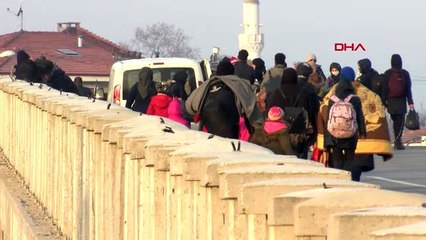 Göçmenler sınıra yürüyor