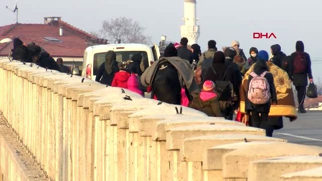 Göçmenler sınıra yürüyor