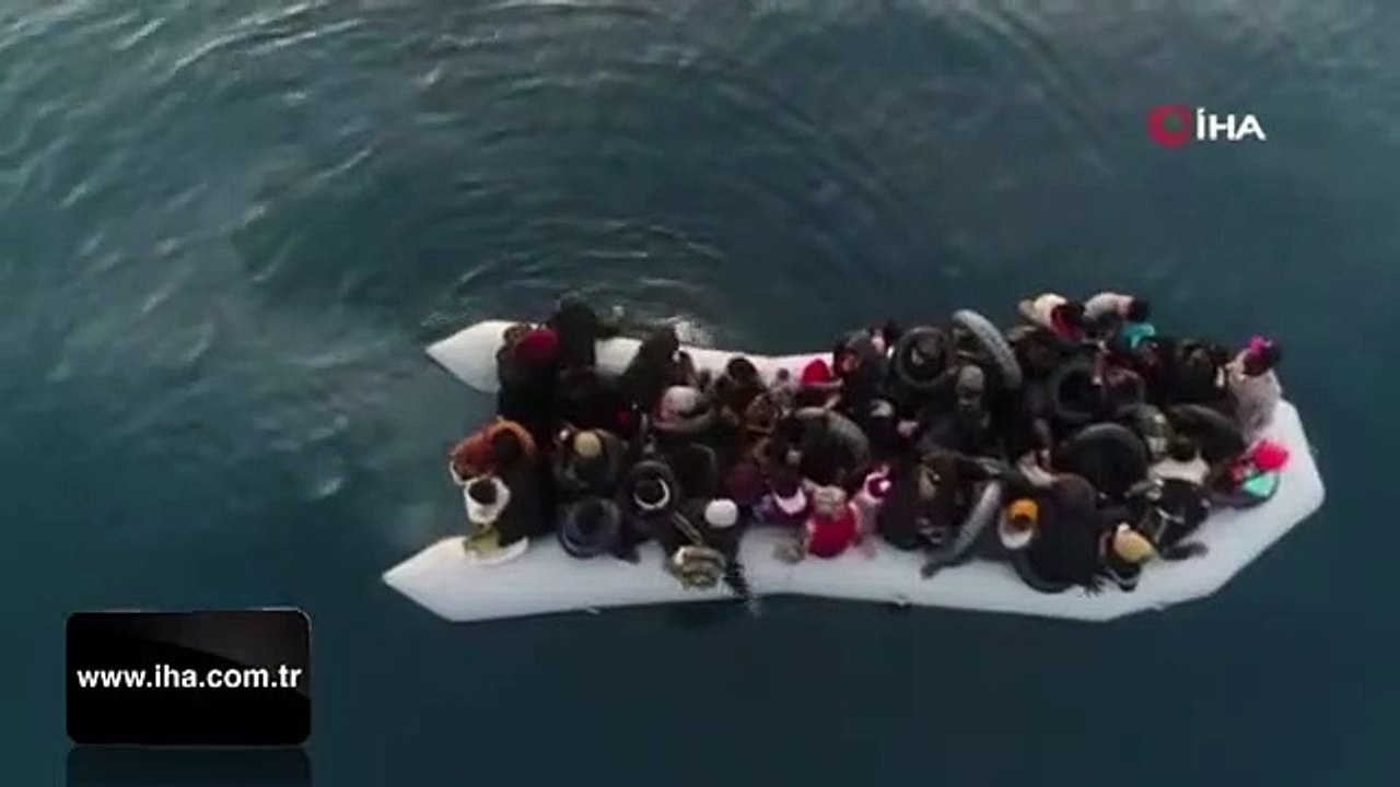 Mültecilerin can pazarı... Botları batmak üzereyken kurtarıldılar