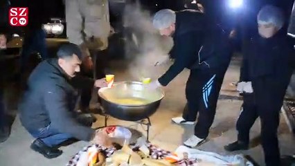 Düzensiz göçmenlere çorba dağıttı