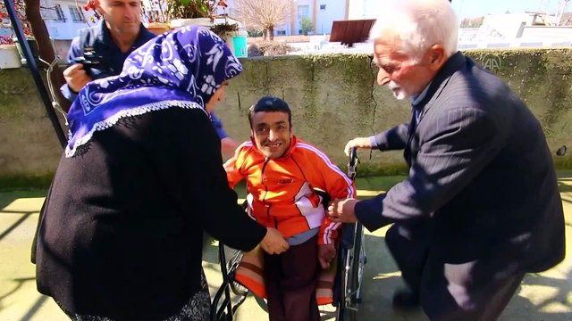 Fedakar anne baba engelli çocuklarına bebek gibi bakıyor - OSMANİYE