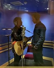 فيديو الأمير هاري يفاجئ جمهوره بدخوله عالم الغناء: كيف كان أداؤه؟