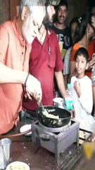 संजय मिश्रा ने टी-स्टॉल पर बनाए अंडे