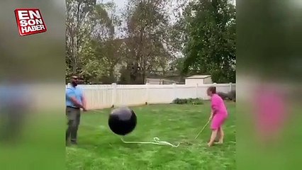 Balon patlatarak bebeklerinin cinsiyetini öğrenmeye çalışan çift