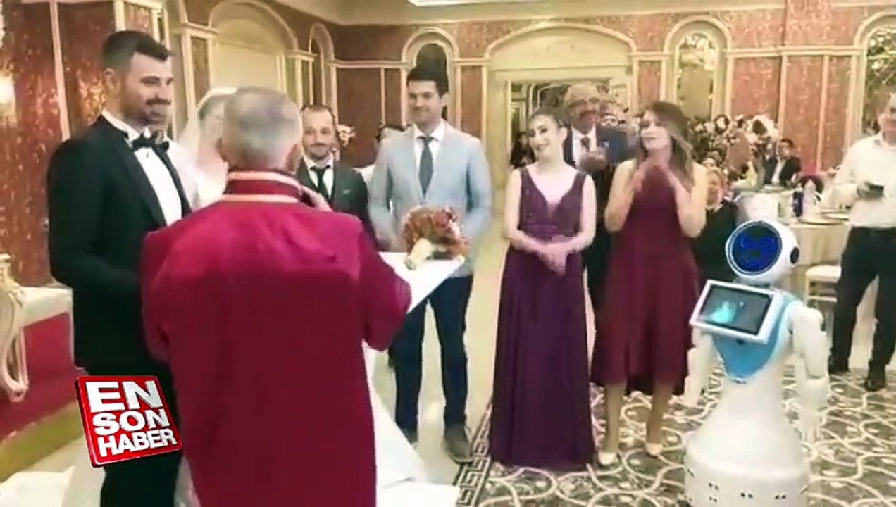 Robot nikah şahidi olup göbek attı