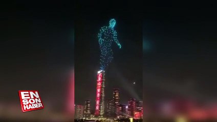 Çin'de gerçekleşen etkinlikte, drone'lar ile yürüyen insan yaptılar