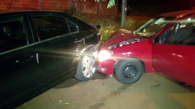Celta atinge veículos estacionados no Bairro Floresta