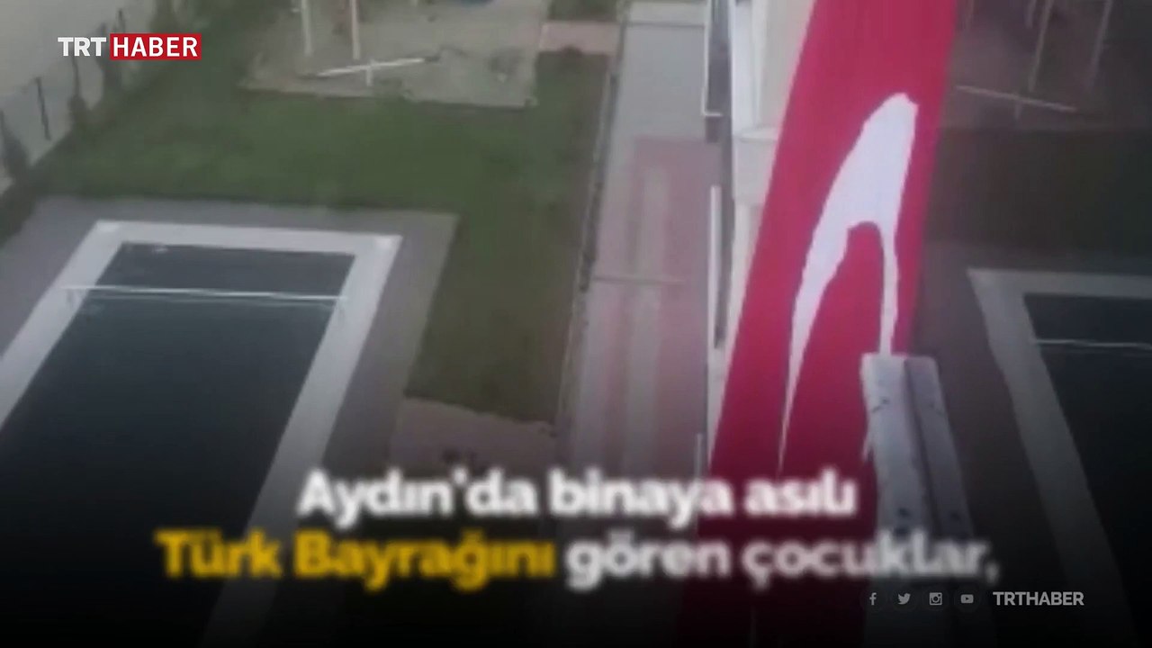 Şehitler için asılan bayrağı görünce İstiklal Marşı okudular