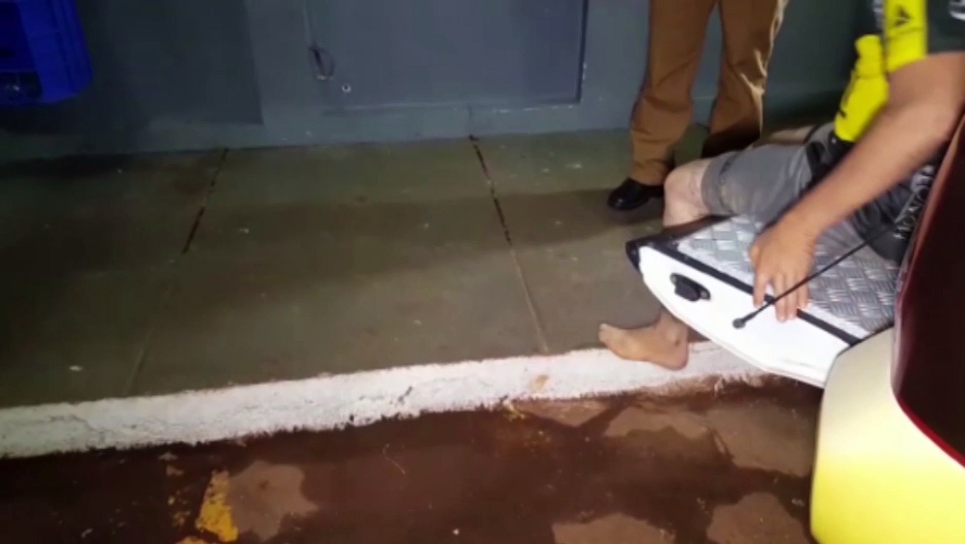 Homem é detido após tirar a roupa na presença de crianças