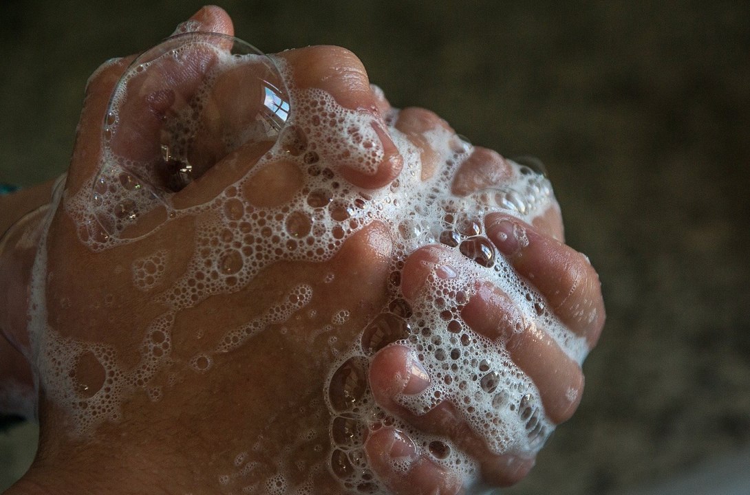 Comment bien se laver les mains, selon l'OMS