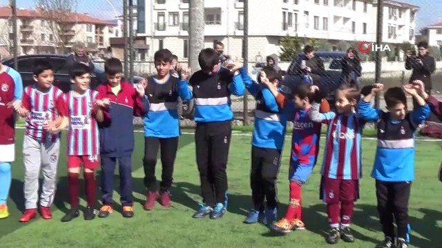 Minik futbolcular antrenmana koşu yerine kemençe ve horon ile başlıyor