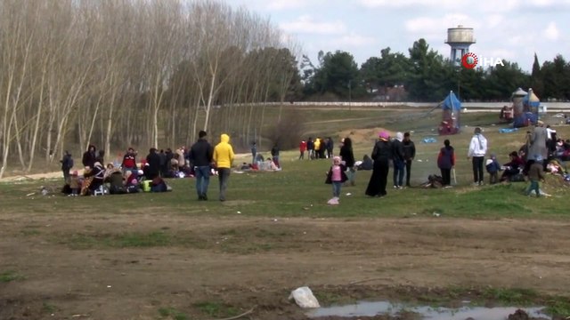 Yunan askerleri Meriç Nehri’ne jiletli tel çekiyor