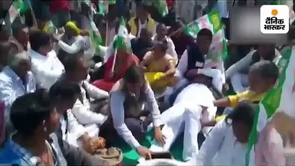 सम्मेलन में पहुंचे जदयू विधायक ने कार्यकर्ताओं से दबवाया पैर, कहा-थक गए थे