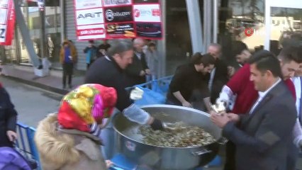 Vatandaşlar 2 ton hamsi için uzun kuyruklar oluşturdu