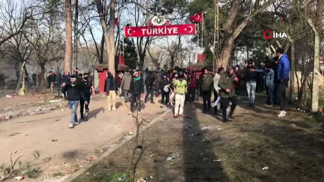 Yunan güvenlik güçlerinden tazyikli su ve biber gazlı müdahale