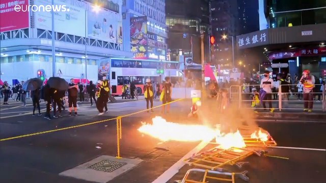 Scontri violenti a Hong Kong. Polizia spara gas lacrimogeni