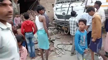 अमेठी जगदीशपुर-अनियंत्रित ट्रक घर मे घुसा, दो घायल