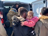 Sınırda bekleyen göçmenlere ayakkabı ve süt yardımı yapıldı