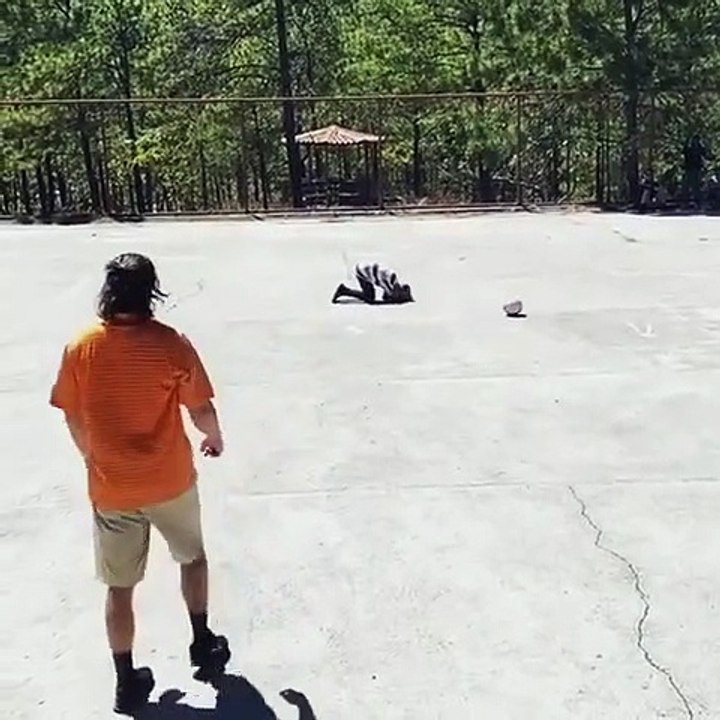 Passe au foot : papa met la balle dans l'entre jambe de son fils !