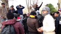 Yunan sınır polisi göçmenlere biber gazı ve ses bombasıyla müdahale etti (2) - EDİRNE