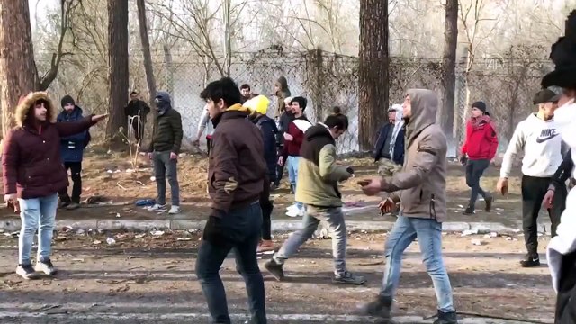 Yunan sınır polisi göçmenlere biber gazı ve ses bombasıyla müdahale etti (3) - EDİRNE
