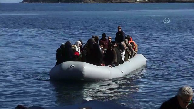 Midilli'de aşırı sağcılar, göçmenlerin karaya çıkışını engelledi, gazetecilere saldırdı - MİDİLLİ