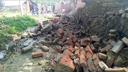 इटावा -बिना नोटिस के गिराई गई दीवार
