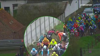 Une chute collective et Moscon en a jeté son vélo sur un camarade