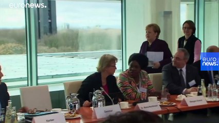 Un ministro de Merkel rechaza darle la mano por el coronavirus y el vídeo se vuelve viral