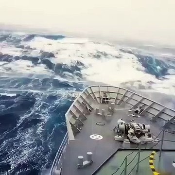 Ce bateau navigue en pleine tempête et prend des vagues énormes et terrifiantes