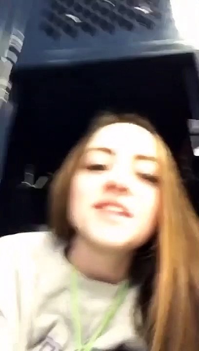 Elle s'amuse à s'enfermer dans son propre casier... sauf que ce n'est pas le sien. Coincée