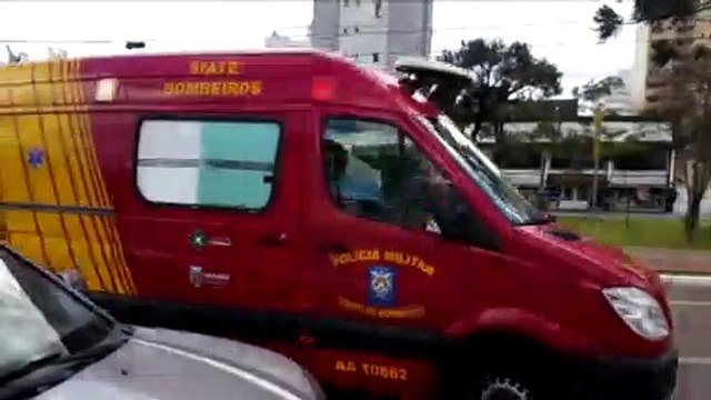 Motociclista fica ferido após acidente na Avenida Brasil