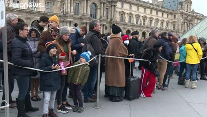 Face au virus, la planète au ralenti : Louvre fermé, quarantaines et avalanche d'annulations