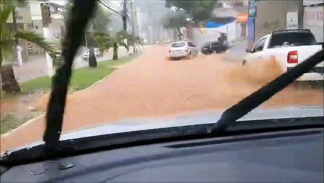 Chuva e ruas alagadas em Cachoeiro de Itapemirim