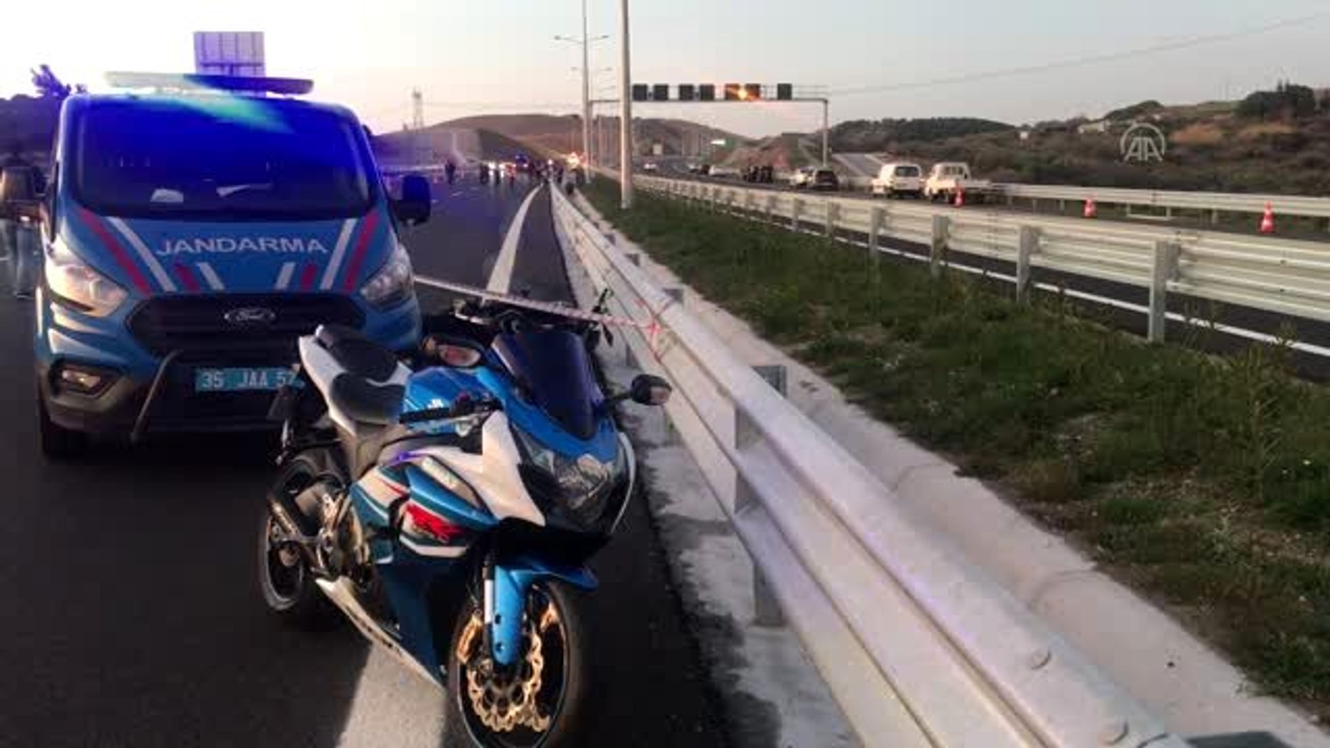 Trafik kazasında bir motosiklet sürücüsü hayatını kaybetti, biri yaralandı  - Dailymotion Video