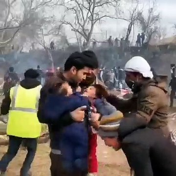 Yunanistan sınırında sığınmacılara gaz ve ses bombalı müdahale