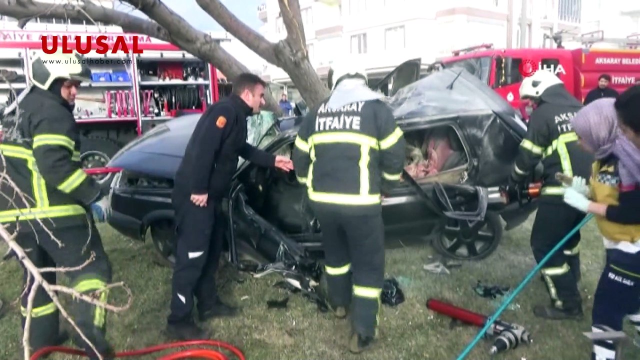 Refüje çıkan otomobil, ağacı yerinden söktü 2 ölü, 1 ağır yaralı