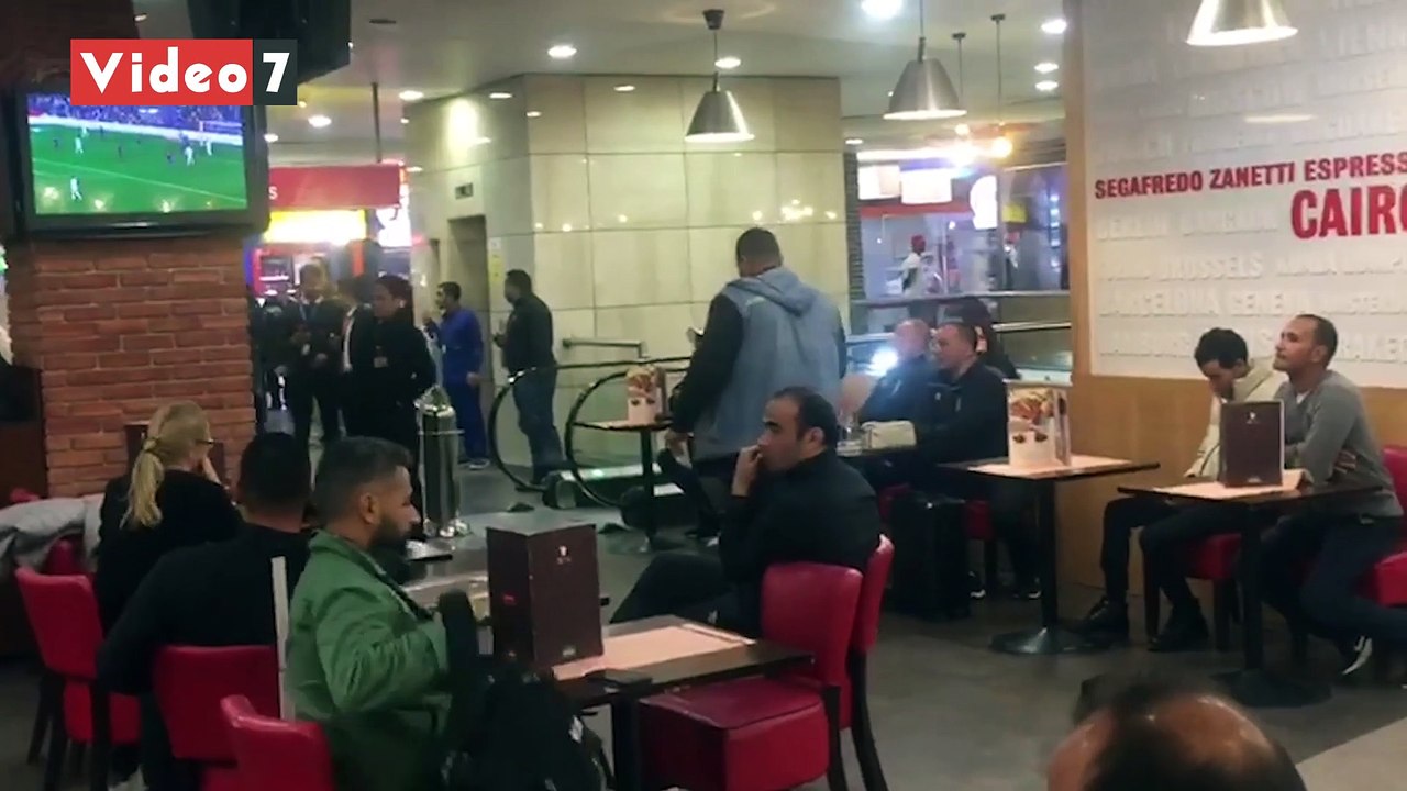 لاعبو الأهلي يتابعون كلاسيكو ريال مدريد وبرشلونة في مطار القاهرة