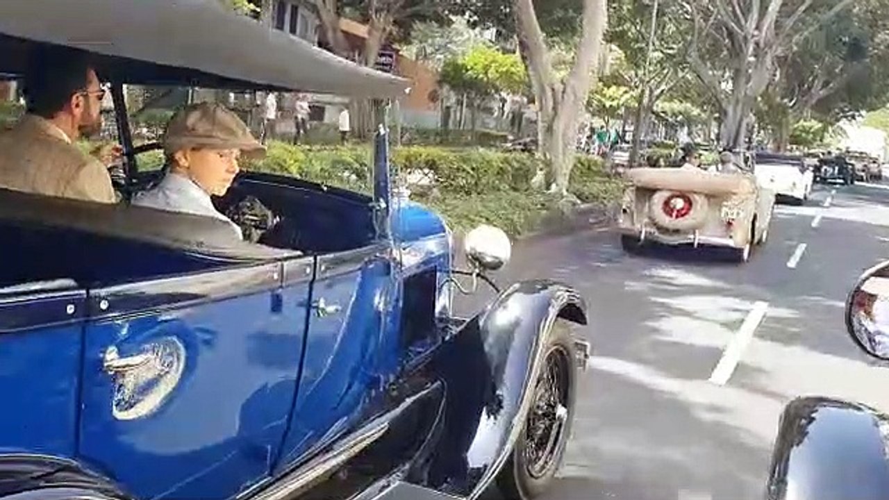 Los coches antiguos reinan en las calles de Santa Cruz